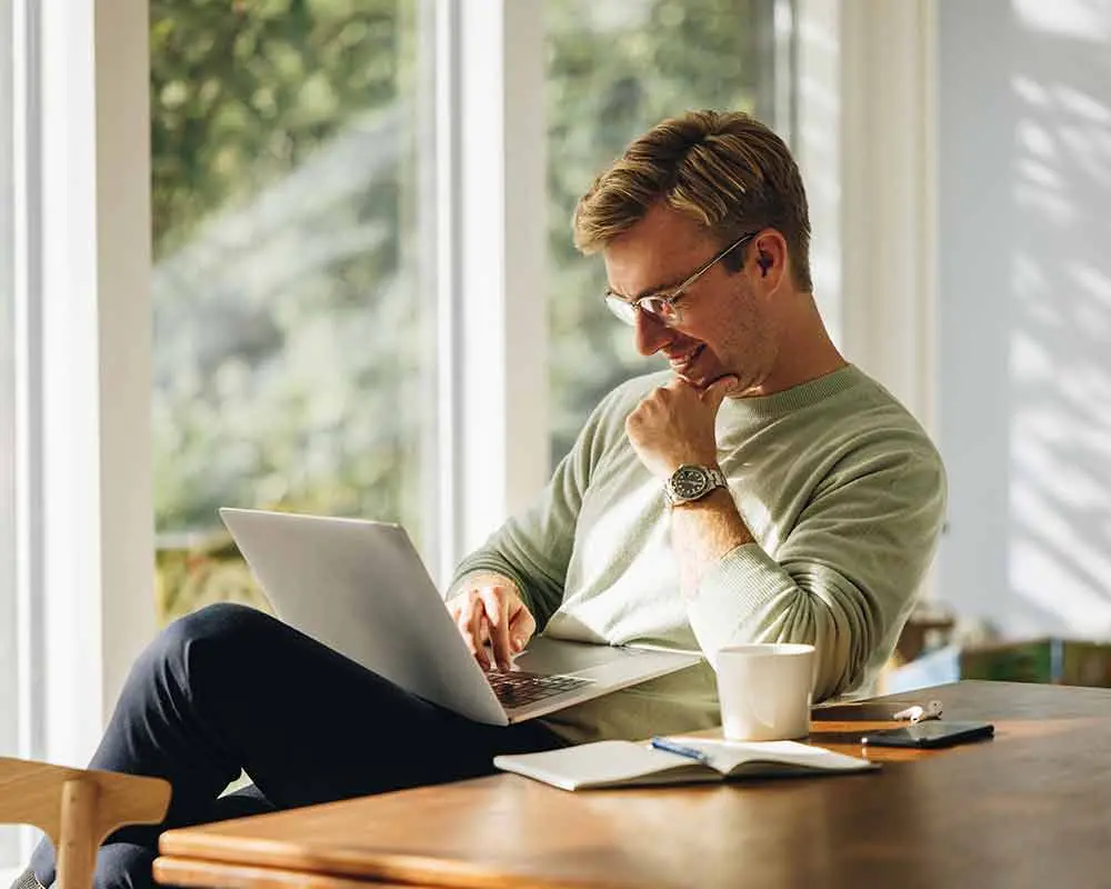 Mann mit Laptop in der Hand 