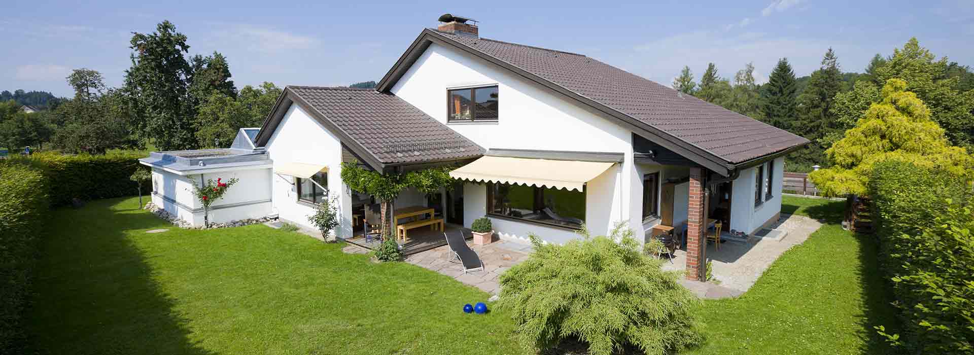 Luftaufnahme Einfamilienhaus mit großen Garten