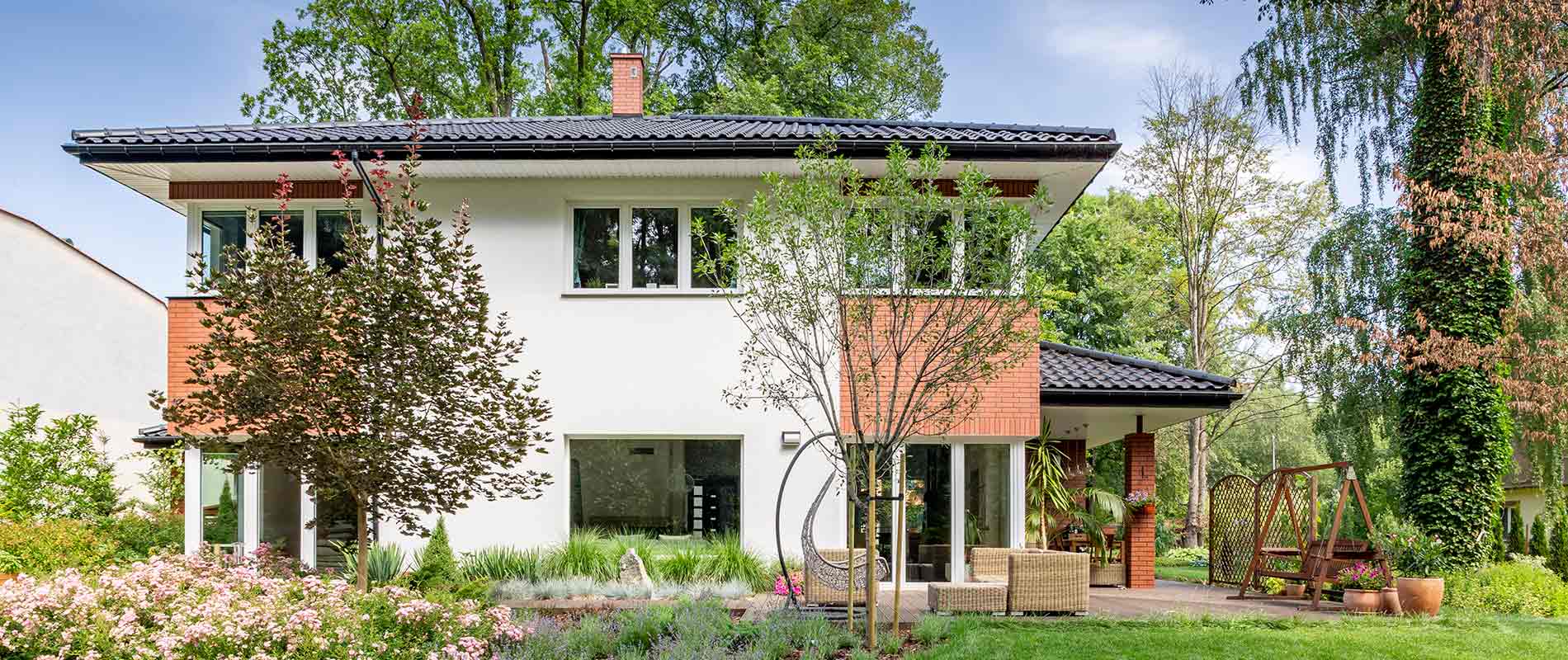 Wohnhaus mit Garten im eckigen Baustil